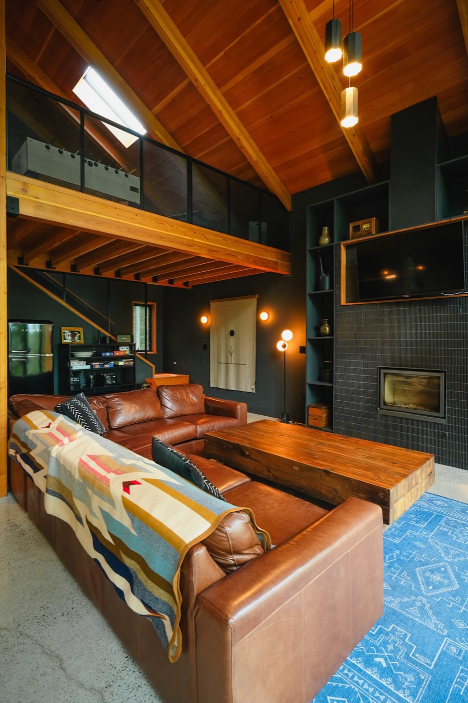 Black Oak Lodge open concept living room with vaulted ceilings